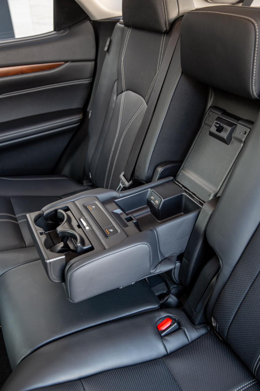 Интерьер Lexus RX450hL 2019 года  (UK) (фото 7 из 40)